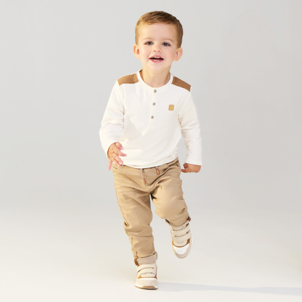 تيشيرت سلوب تونسي أبيض للأولاد الصغار مع رقع